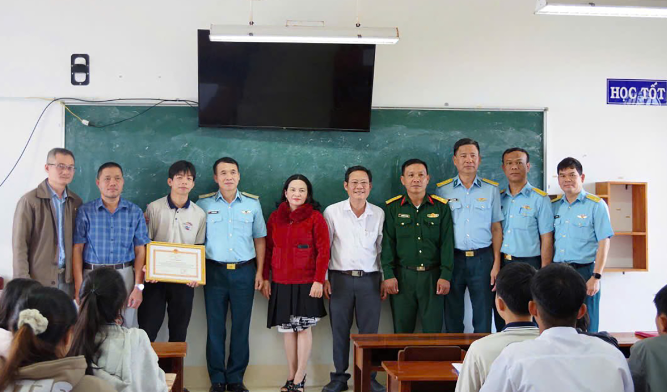 Khen thưởng học sinh lớp 11 vì hành động cứu nạn